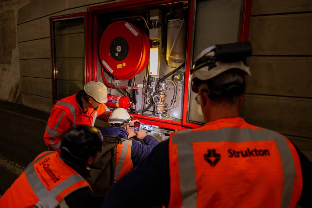 Strukton - medewerkers in de Hubertustunnel inspecteren de veiligheidsmaatregelen